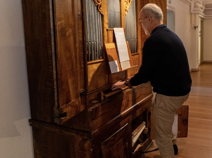 Peter Unternährer spielt auf der Orgel von Pestalozzi