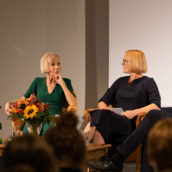 Podium «Volksschule – können wir das noch?» Mit Nicole Althaus (Journalistin, Bloggerin, Autorin), Prof. Dr. Margrit Stamm (Erziehungswissenschaftlerin, Autorin, Bildungspreisträgerin 2021), Prof. Dr. Oskar Jenni (Facharzt, Professor, Autor) und Dominik Häderli (Lehrperson, J+S-Leiter, Vorstand Alumni PHZH)